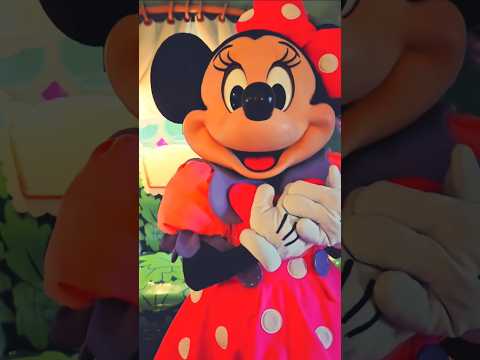 １０秒でゲストを次々にキュン死させてくミニーちゃんw💕 #minnie  #トゥーンミニー #toontown