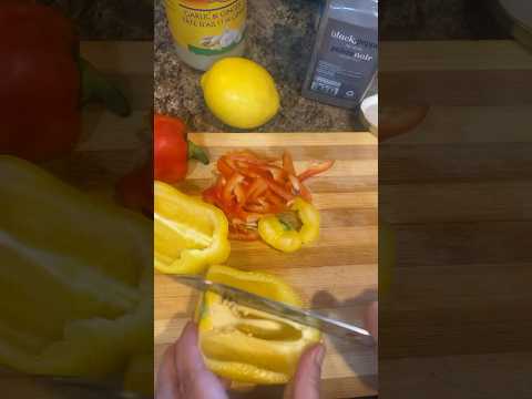 easy and quick way to cut peppers! 🫑 #shorts #food #heathylifestyle #pepper #tutorial #fyp