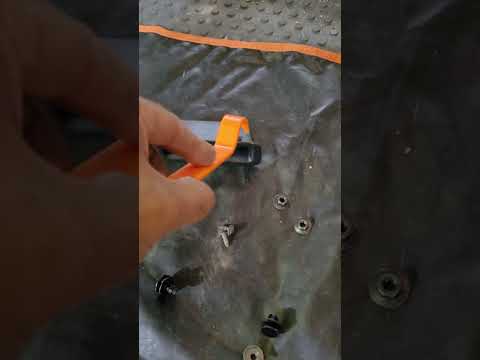2017 Nissan Pathfinder removal of hatch spoiler
