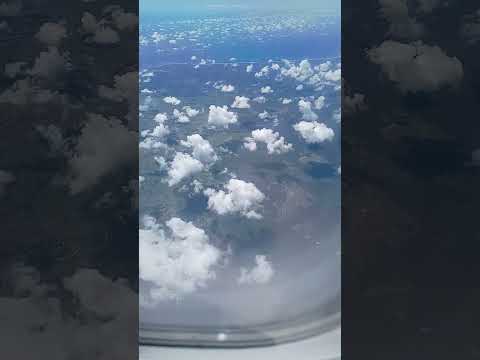 从云层上鸟瞰大地