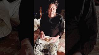 Dharmendra Spotted Eating 'Baasi Roti' at Night – Fans Worry About His Health 😘 #dharmendra #shorts