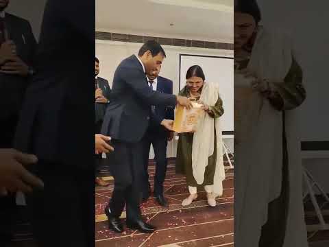 *Lucknow training me great cmd sir ko chhota sa Gift dete hue* #missionfrontline #adsei #shopnet