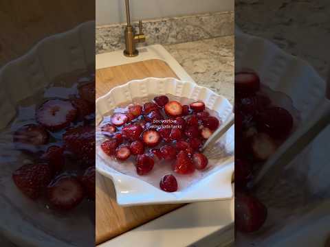 A natural fruit cleanser and disinfectant 🍓 #bakingsoda #hacks #hack #lifehacks #strawberries #food