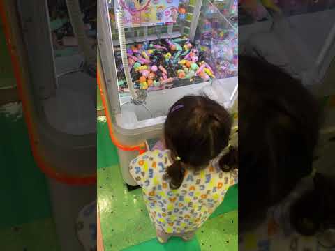 クレーンゲームにのめり込む2歳児#shorts