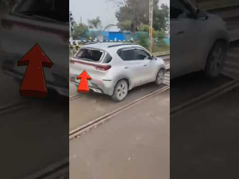 महिला ने पटरी पर दौड़ा दी कार || Woman drove car on tracks #shorts #facts #shots