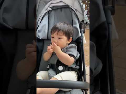 お出かけ中でもオヤツがあればご機嫌👶🏻 / Baby in a good mood after eating a snack