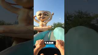 Il visite le parc le plus bizarre du monde 🧠🎢