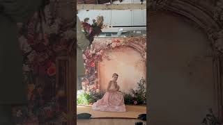 How to do a great portrait with a stunning flower arch backdrop! #photography #backdrop #photoshoot