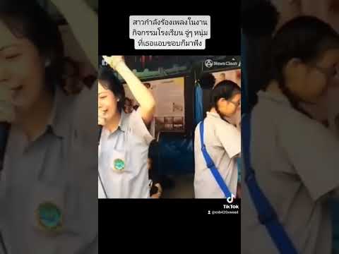 สาวกำลังร้องเพลงในงานกิจกรรมโรงเรียน จู่ๆ หนุ่มที่เธอแอบชอบก็มาฟัง
