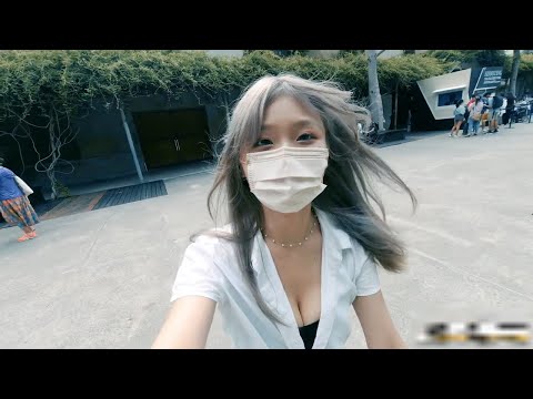 見本市に入場 ♥ ノーブラ