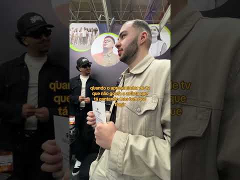 Quando o apresentador de TV não gosta de quem tá cantando e tem que fingir