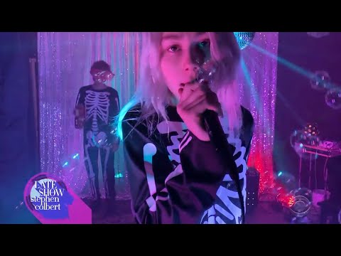 Phoebe Bridgers - Kyoto (Stephen Colbert Late Show)