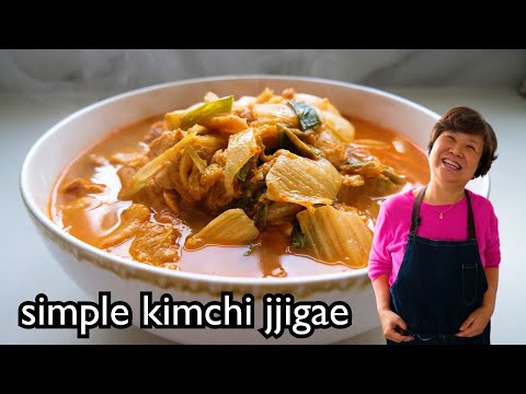 Mom makes us her simple Korean kimchi jjigae (Kimchi Stew)