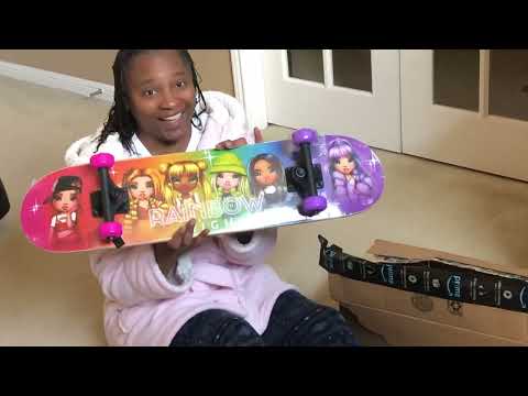 “Skateboard Unboxing Rainbow High”