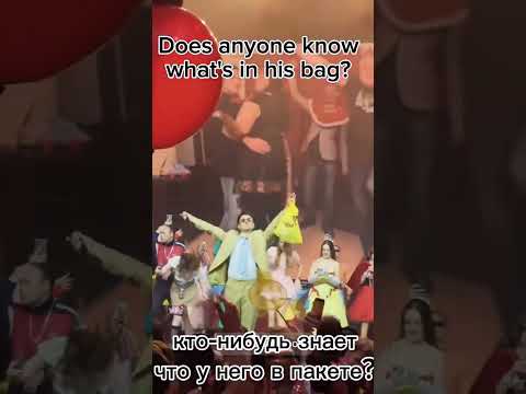 The king of the HARDBASS came on stage with a regular supermarket bag