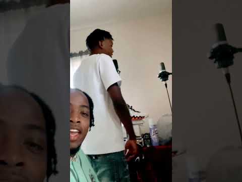 vibing in the studio while Dae Dae Youngin freestyle (short clip)