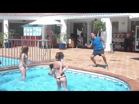Insotel Club CALA TARIDA BEACH - Ibiza 2011 - Nicolò e la danza Kuduro.MP4