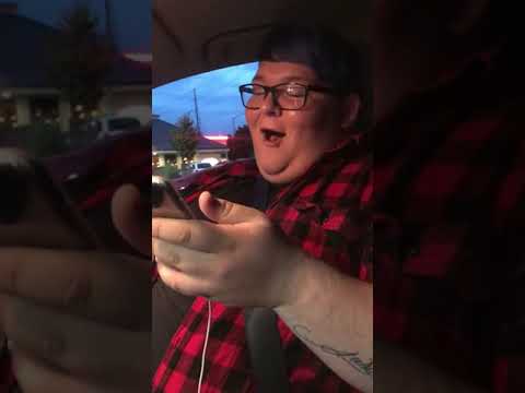 gordo cantando no carro