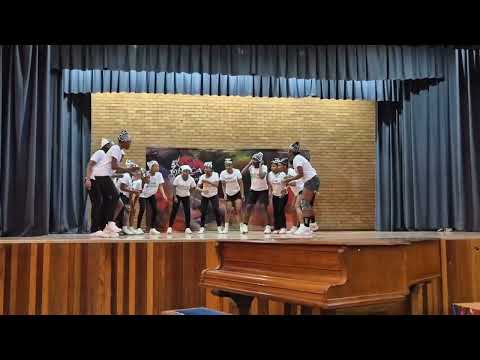 PRIMARY SCHOOL KIDS DANCING TO AMAPIANO (UMKHUKHU X WADIBUSA X WHO RUNS THE WORLD BY KAMO MPHELA)