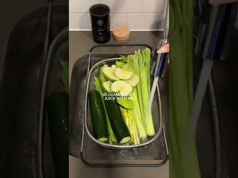 Make green juice with me #vlogmas #vlogmas2022 #greenjuice #juicerecipe #aestheticvideo