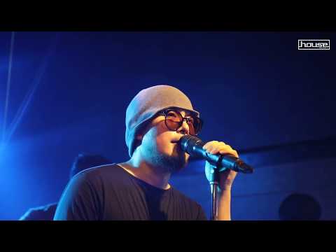 เธอหมุนรอบฉัน ฉันหมุนรอบเธอ - scrubb (live at house rangsit)