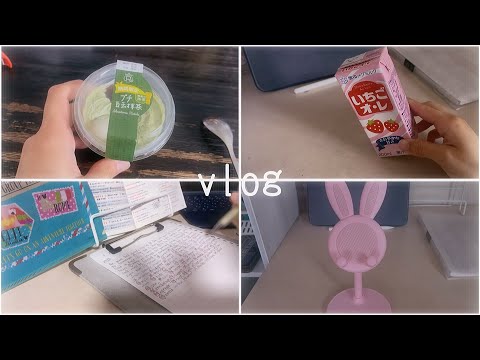 お菓子をたくさん食べてる女の休日
