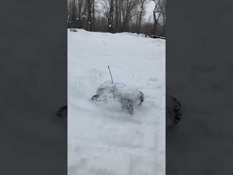 Traxxas Summit 1/16 slo mo drifting in snow