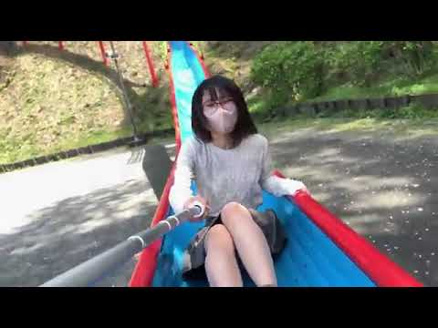 【ノーブラ散歩】滑り台を滑ったら見えちゃいました   くりはま花の国ロング滑り台【うみ散歩】