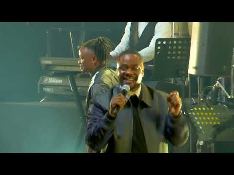 Mike Kalambay - Azali se yemoko (Live Zénith de Paris)