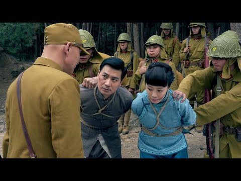 A relative is about to be beheaded, and a kung fu boy rushes into the execution ground to save him!