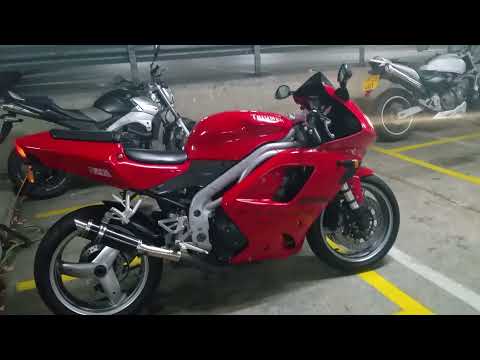 BURNOUT! Triumph 955i, SP Can, FANTASTIC triple SOUND in underground car park! Pump up the volume!