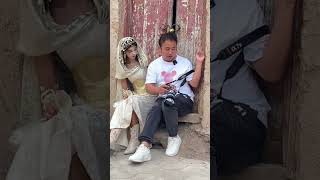 喀什維族美女和攝影師，到底誰更魅？(17) Who is more charming, the Xinjiang Uyghur girl or the photographer? #shorts