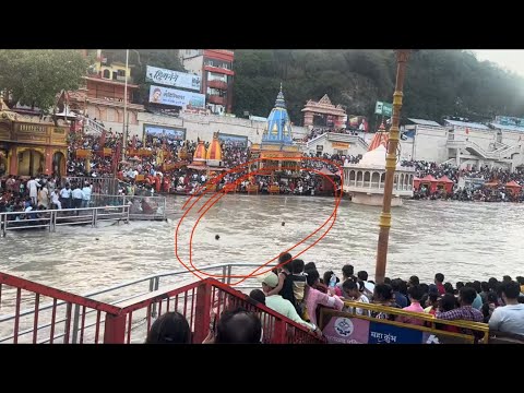 Haridwar me bheed … bacche dub gyaeaastha ka sailab..!! #haridwar #river #god #hindu #santan