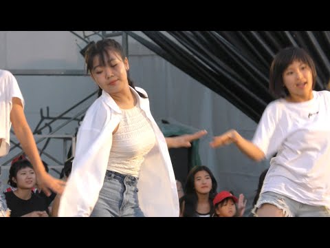 爽やかなコスでダンス