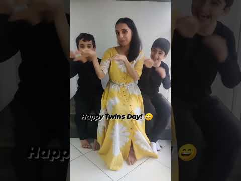 Aao Tum Bhi Le Lo Mazaa 🤣🤣 #Happytwinsday #internationaltwinsday #shorts #twinmom