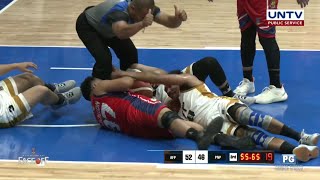 Bodies on the floor fighting for the 🏀