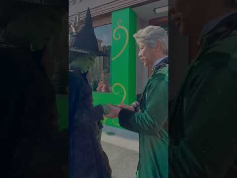 オズの魔法使いの仮装でエルファバに会いに行った。記念にエメラルドシティのコインを渡しました。