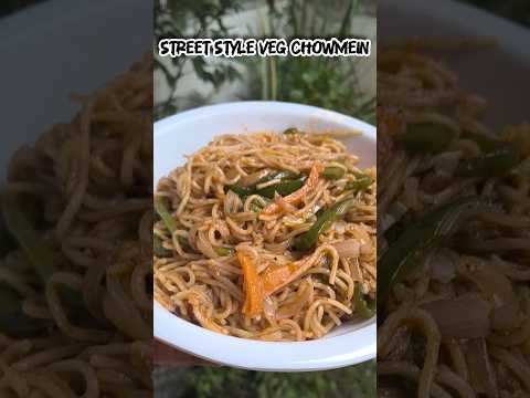 Street style veg chowmein recipe 😋🍜✨ #StreetStyleChowmein #VegChowmein #NoodlesLover #DesiChinese