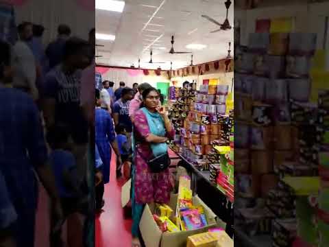 🎇தீபாவளிக்கு கம்மியான விலைல பட்டாசு வாங்க போகலாமா😁 1000 wala crackers #lowbudget #diwalicrackers