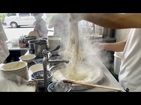 60 years of history-Rolling noodles by hand,Soft-boiled egg soup,Taiwanese Street Food