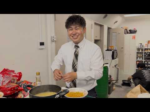 My subordinates made me run errands and I made spicy ramen for everyone.