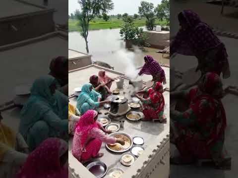 Women are cooking on roof in Flood😒😒#poorpeople #yt #youtubeshorts #flood #rain #raintoday #cooking