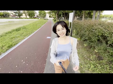 【ノーブラ散歩】公園を散歩したら風が吹いてきてお腹見えちゃった