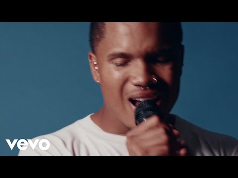 Q - moving on and on (Official Visualizer)