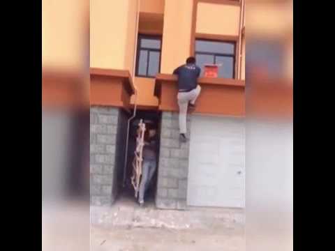 แกล้งกันได้ลงคอ !! เมื่อมีคนแกล้งช่างทาสีแบบนี้ ไม่รู้จะฮาหรือสงสารดี   สนุก! วิดีโอ