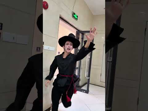 Rumi meets the demon in the elevator#kpop #kpopdemonhunters #rumi #huntrix