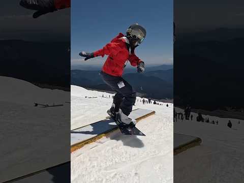 Boardslide session with camper Star!@highcascade @clewsnowboarding @outdoormasterUS