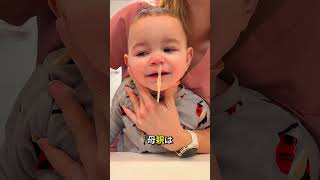 看護師が赤ちゃんの鼻を掃除中！👶✨