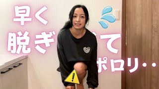 【ノーブラ】汗だくで早く脱ぎたい人妻のポロリ・・・