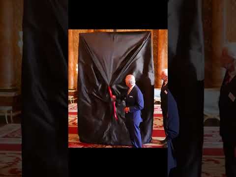 👑 King Charles thought he was revealing a portrait…